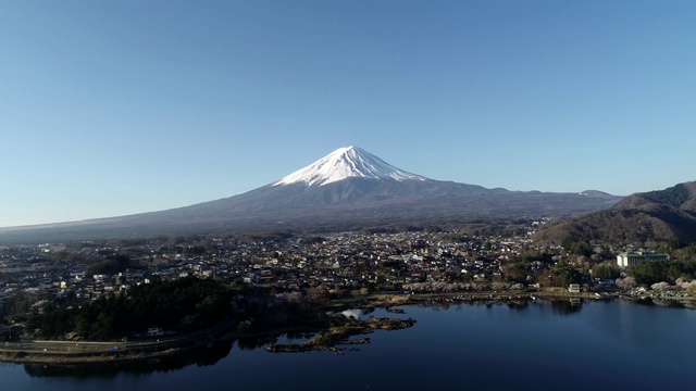 亚洲日本山梨县川口子的富士山和川口子湖视频素材