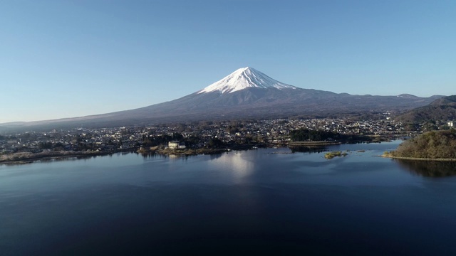 亚洲日本山梨县川口子的富士山和川口子湖视频素材