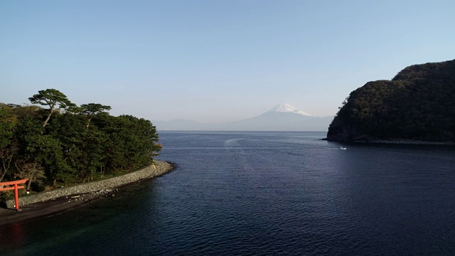 日本，亚洲，本州，静冈县，河田，伊豆半东半岛，富士山和鸟居门视频素材