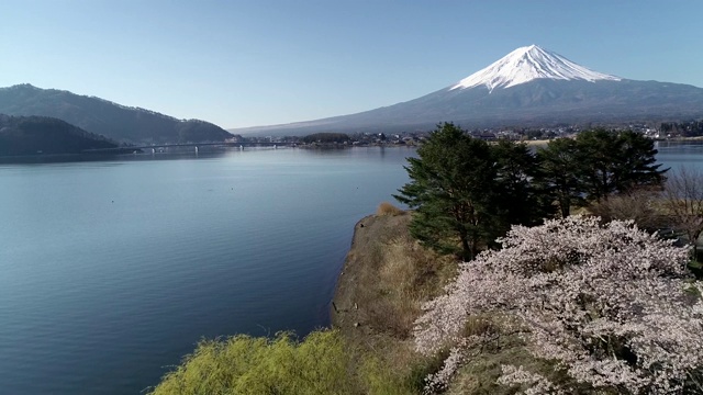 亚洲日本山梨县川口子的富士山和川口子湖视频素材