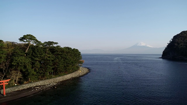 日本，亚洲，本州，静冈县，河田，伊豆半东半岛，富士山和鸟居门视频素材