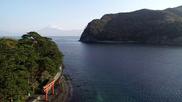 日本，亚洲，本州，静冈县，河田，伊豆半东半岛，富士山和鸟居门视频素材