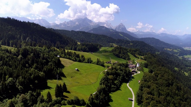 Wamberg村和Garmisch-Partenkirchen在Wetterstein山脉视频素材