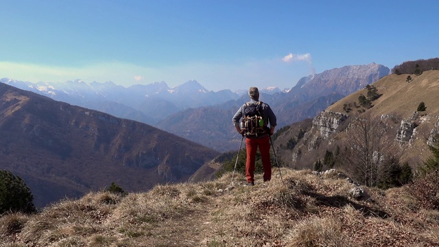 成熟的徒步旅行者在山顶上行走。活跃的退休。健康的生活方式。视频素材