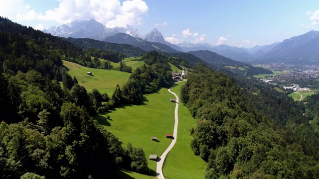 Wamberg村和Garmisch-Partenkirchen在Wetterstein山脉视频素材