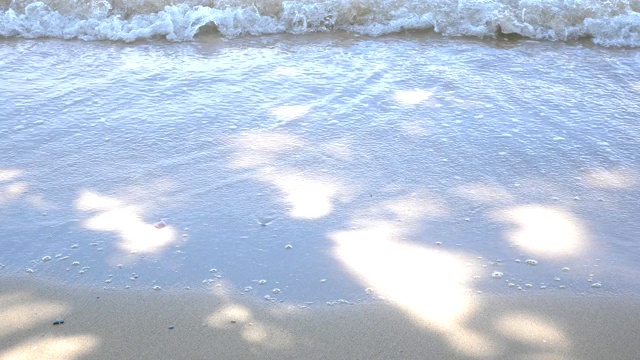 在泰国普吉岛安达曼海的海湾海岸，美妙的海滩在沙滩上波浪视频素材