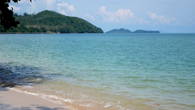 在泰国普吉岛安达曼海的海湾海岸，美妙的海滩在沙滩上波浪视频下载