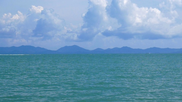 在泰国普吉岛安达曼海的海湾海岸，美妙的海滩在沙滩上波浪视频下载