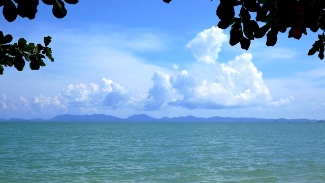 泰国普吉岛的热带安达曼海，美丽的大海，海浪，美丽的海滩，蓝天视频下载