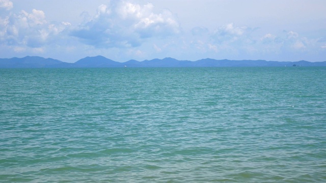 泰国普吉岛的热带安达曼海，美丽的大海，海浪，美丽的海滩，蓝天视频下载