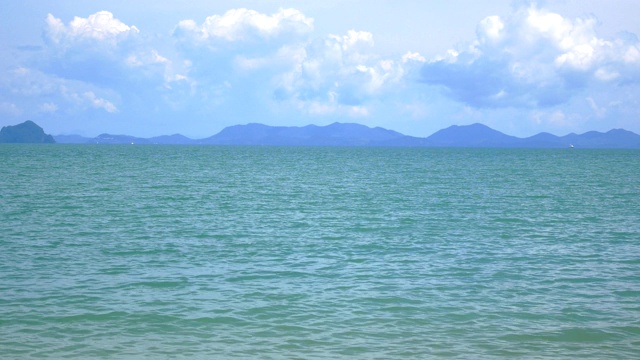 泰国普吉岛的热带安达曼海，美丽的大海，海浪，美丽的海滩，蓝天视频下载