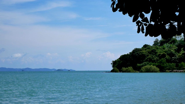 在泰国普吉岛安达曼海的海湾海岸，美妙的海滩在沙滩上波浪视频素材