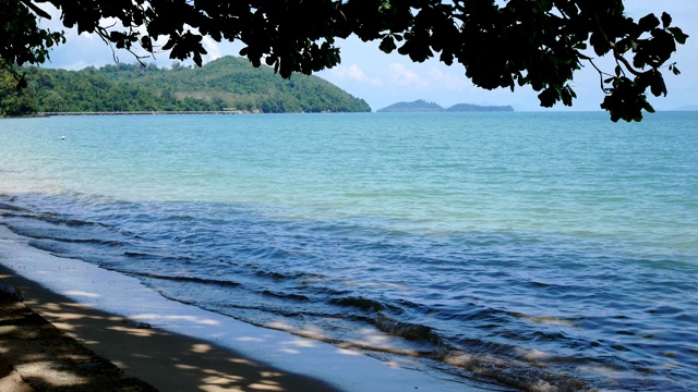 泰国普吉岛的热带安达曼海，美丽的大海，海浪，美丽的海滩，蓝天视频下载