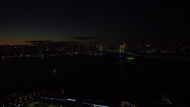 宽阔的东京彩虹桥夜景视频素材