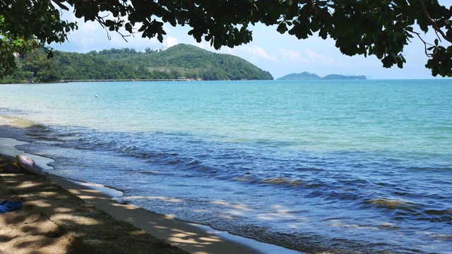 在泰国普吉岛安达曼海的海湾海岸，美妙的海滩在沙滩上波浪视频下载