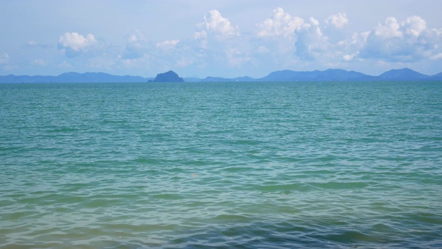 在泰国普吉岛安达曼海的海湾海岸，美妙的海滩在沙滩上波浪视频素材