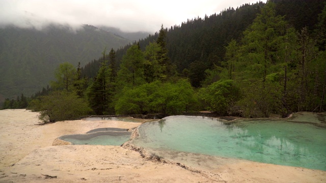 淘景:黄龙谷景观的五色池，在夏季水位，中国四川视频素材