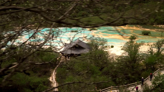 高角度视角:徒步游览黄龙谷风景区的木亭和五色池，中国四川视频素材