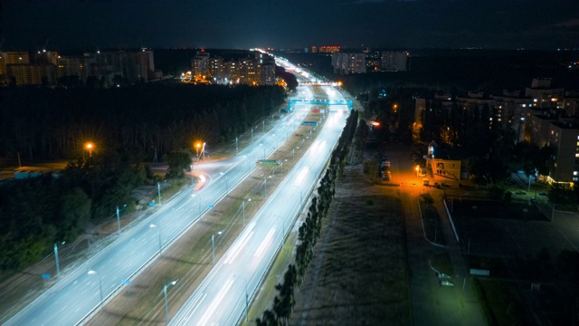 超时空的夜晚城市交通高速公路上行驶的汽车。4 k鸟瞰图视频素材