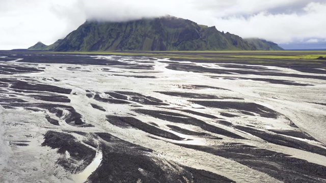 4K鸟瞰图超断层景观的河流颜色的冰川融化和山峰。冰岛视频素材