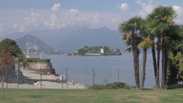 湖畔步道和博罗米安群岛，斯特雷萨，马焦雷湖，皮埃蒙特，意大利湖，意大利，欧洲视频素材