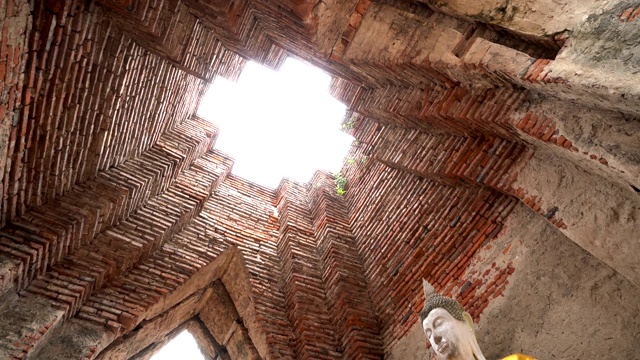 泰国大城府那空琅寺古塔里的佛像遗址。视频素材