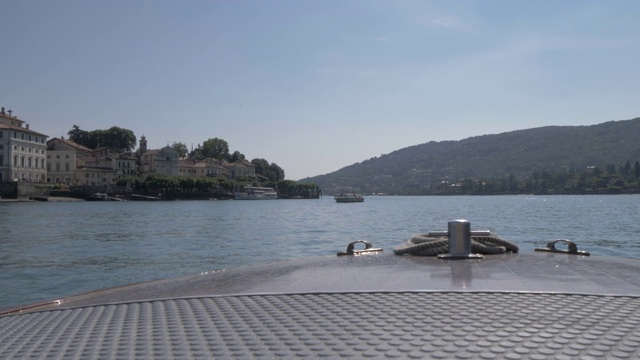 船上的船只从Isola dei Pescatori, Lake Maggiore, Piedmont，意大利湖，意大利，欧洲，驶向Isola Bella视频素材