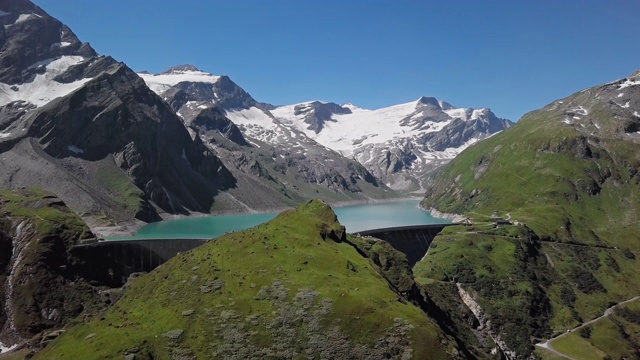 奥地利萨尔茨堡地区的Hohe Tauern卡普伦高山水库Mooserboden Stausee的空中全景图。视频素材