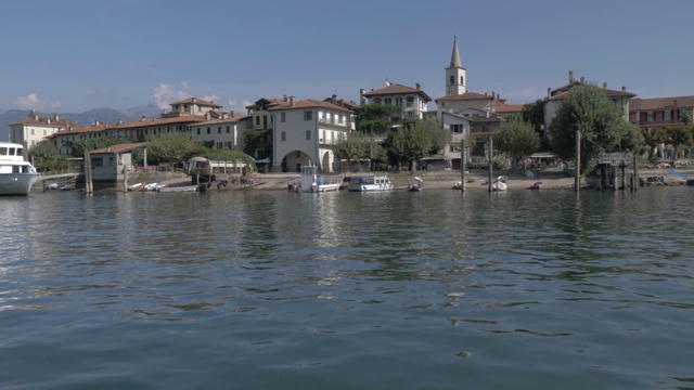 船驶向Isola dei Pescatori，湖马焦雷，皮埃蒙特，意大利湖，意大利，欧洲视频素材