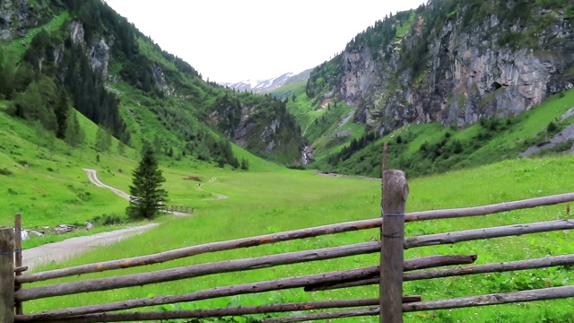 奥地利泰洛的Schoenachtal山谷徒步旅行路线。这是陶恩山脉的一部分。山谷里的栅栏和旧谷仓。视频素材