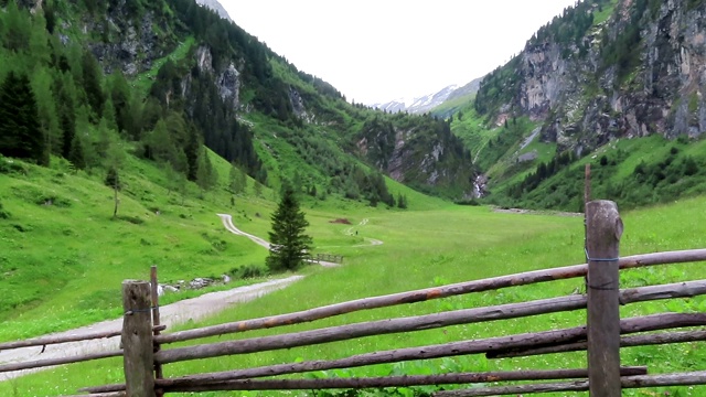 奥地利泰洛的Schoenachtal山谷徒步旅行路线。这是陶恩山脉的一部分。山谷里的栅栏和旧谷仓。视频素材