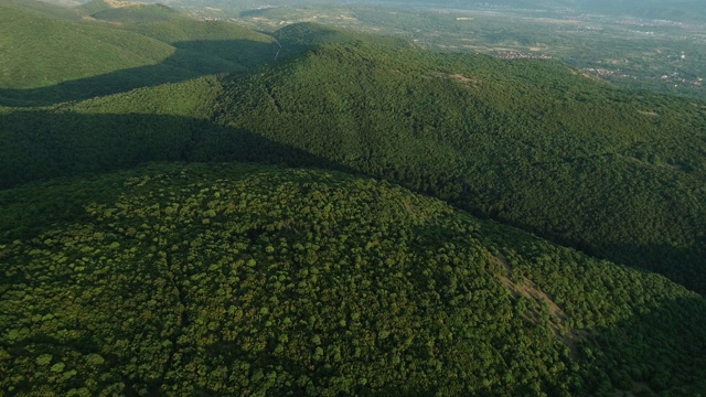 山,森林和城市景观视频素材