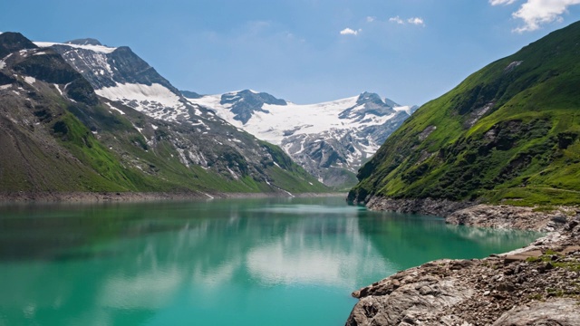 奥地利萨尔茨堡地区Hohe Tauern的Kaprun高山水库上的Mooserboden Stausee湖的超级崩塌。视频素材