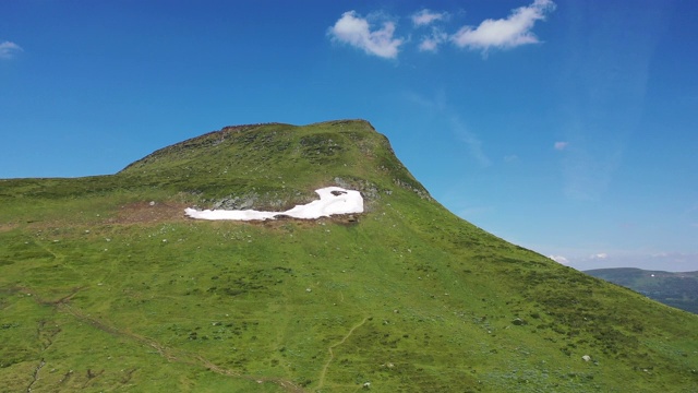 正在上升的无人机拍摄的夏季青山视频素材