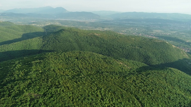 周围的城市景观和山丘视频素材