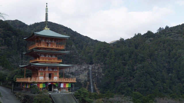 瀑布背后的熊野町，宽视频素材