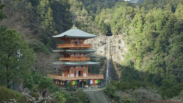 那奇瀑布前宽阔、风景优美的神龛视频素材