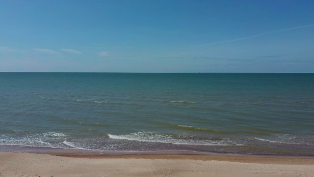 空中拍摄的波罗的海海岸线与波浪的观点从上面。视频素材