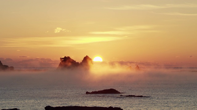 宽阔的海面上，太阳从日本海岸线升起视频素材