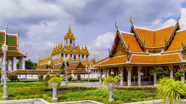 Time Lpase: Loha Prasat，金色金属多顶或尖顶城堡寺庙，Wat Rajanaddaram寺庙，皇家亭，曼谷老城，泰国;倾斜了视频素材