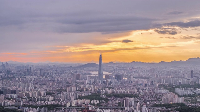 日落在乐天世界大厦和附近的市中心地区视频素材