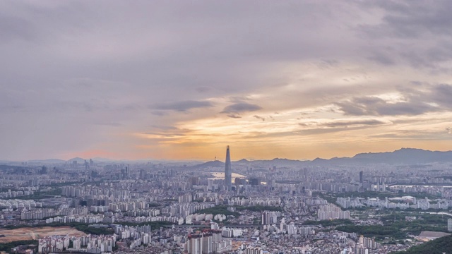 日落在乐天世界大厦和附近的市中心地区视频素材