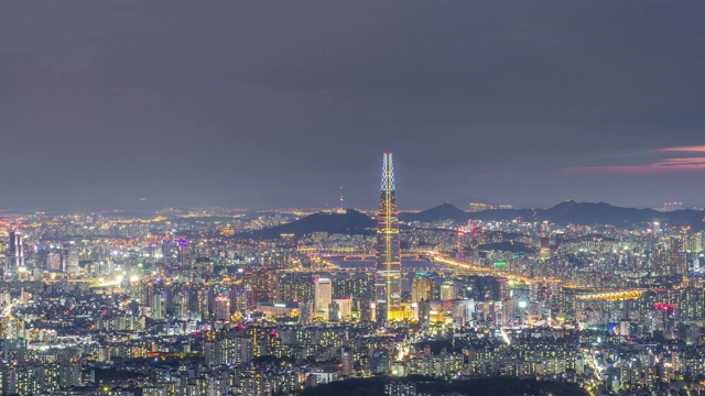 日落到夜景的乐天世界大厦和附近的市中心地区视频素材