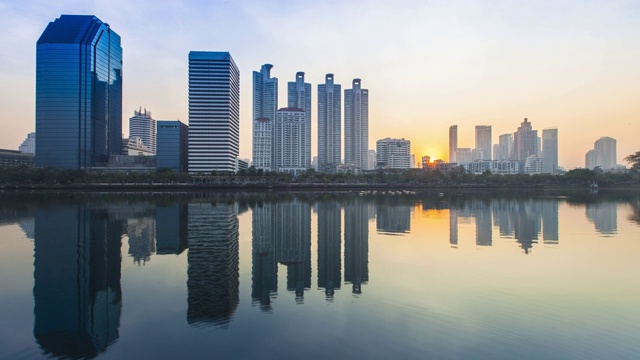 白天的城市景观，现代建筑的倒影位于泰国曼谷中心视频素材