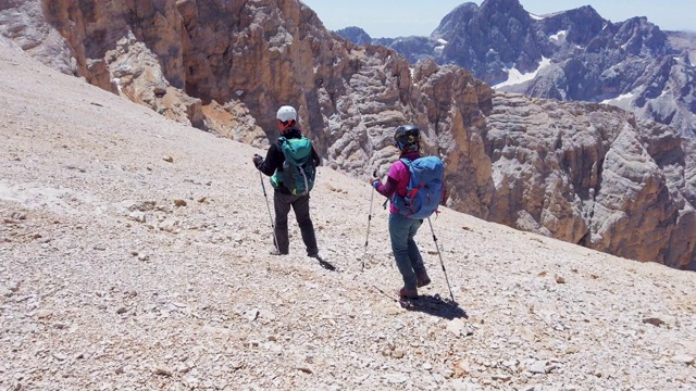 登山者正走向一座山的顶峰视频素材