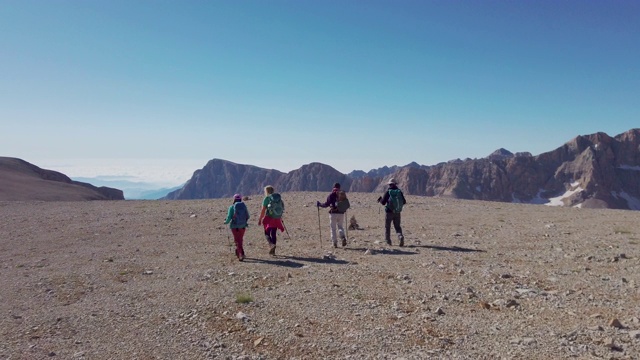 登山队正在一座山的山顶上行走视频素材