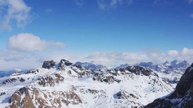 高山在冬天变长视频下载