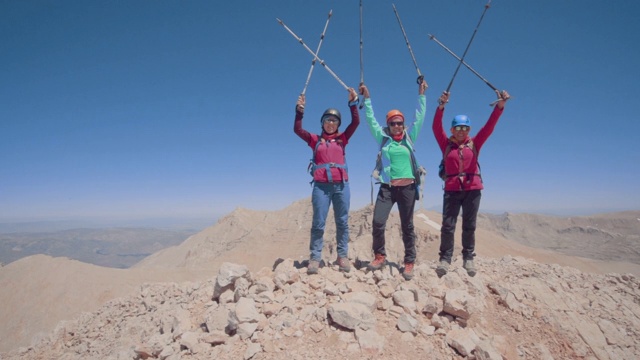 女登山运动员在庆祝她们登顶成功视频素材