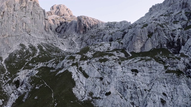 露营在岩石山景观视频下载