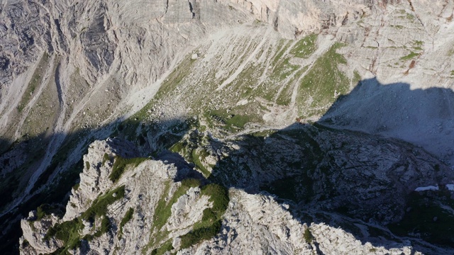 野生景观在高山中有很大的阴影视频素材